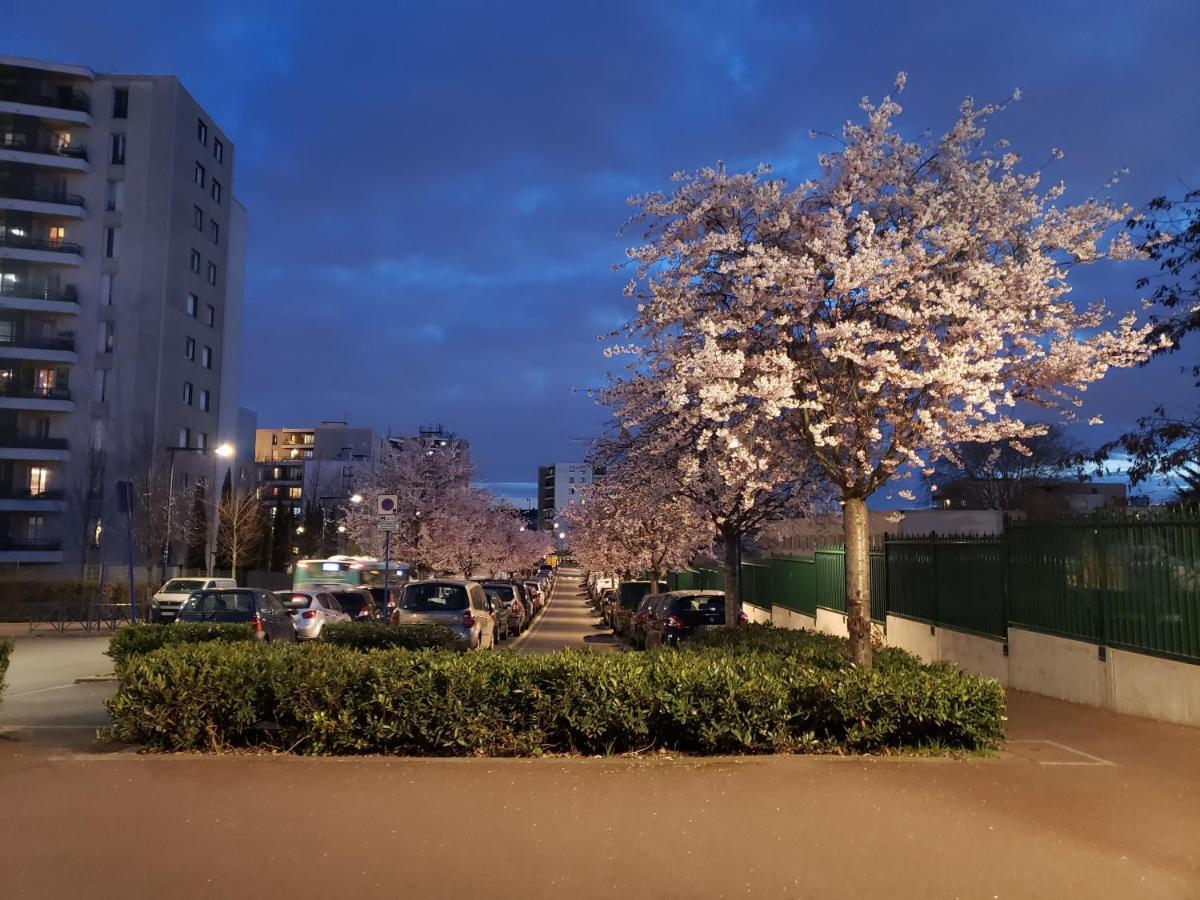 Disponible - Appartement Entier - 10Mn Rer B Aeroport Cdg - Paris Gare Du Nord, T11 Express, Le Bourget, Tout Equipe, Netflix Gratuit, 3 Personnes, 4Eme Etage, Escaliers, Parc Des Expositions, Parking Rue Gratuit Apres 19H Drancy Exterior foto